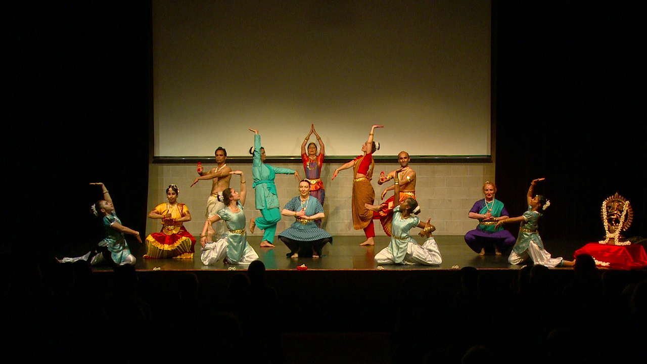 Zu Gast beim "LänderFestival Indien", der VHS Stuttgart. 23. 4. 2015, es tanzen die Schülerinnen und Schüler der Tanzschule LOTUS
